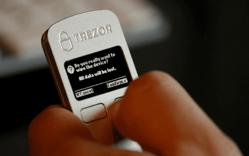 دستگاه Trezor مدل T